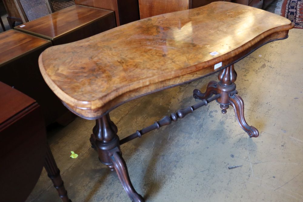 A Victorian figured walnut centre table, with serpentine top, 122 x 61cm